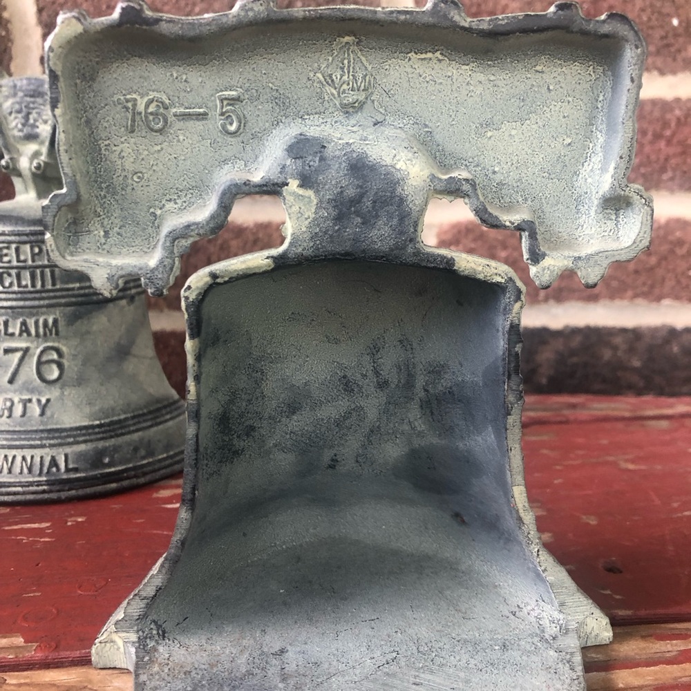 Liberty Bell bicentennial cast iron 1976 Virginia Metal Co bookends, door stop - Picture 3 of 8